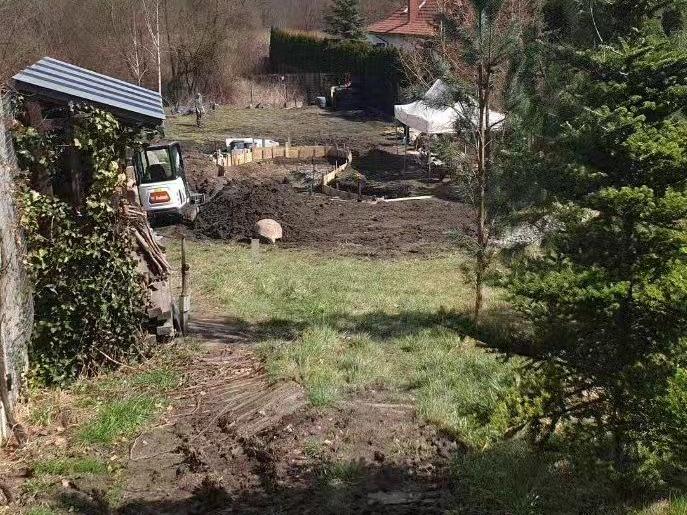 Zaniedbana skarpa przed realizacją, prace ziemne